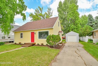 2108 9th Ave N, Grand Forks, ND 58203