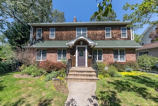 2424 Lakeside Dr, Baldwin, NY 11510