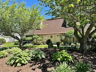 71 Pointe Cir S, Coram, NY 11727