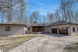 3007 Akins Ln, Bellaire, MI 49615