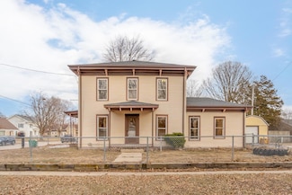 513 4th St SW, Independence, IA 50644