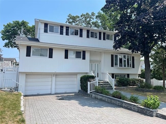 9 Sea Wall Ln, Bayville, NY 11709