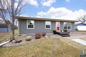 421 W Rummel Dr, Lennox, SD 57039