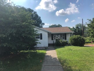 102 Holly Ln, Peckville, PA 18452