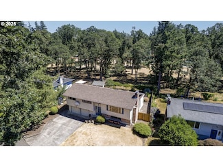 6930 Oakridge Dr, Gladstone, OR 97027