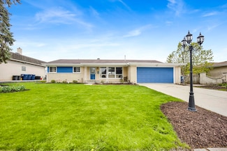 884 Arnold Ct, Des Plaines, IL 60016