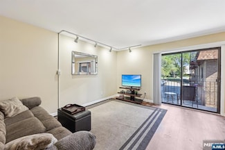 825 Riverside Ave Unit 204, Lyndhurst, NJ 07071