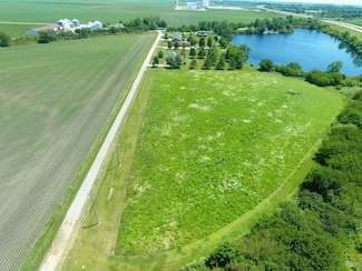 10 Moss Dr, Farmer City, IL 61842