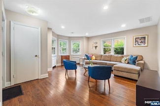 37 Golf Ct, Teaneck, NJ 07666