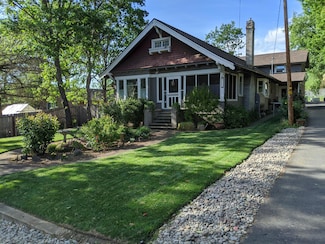 1522 NE A St, Grants Pass, OR 97526