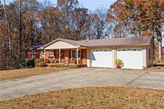 423 Watford Rd, Thomasville, NC 27360