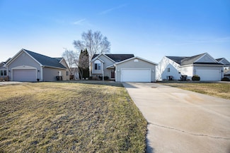 10342 Lynwood Ln, Zeeland, MI 49464