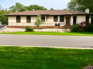 1S701 Eisenhower Rd, Oakbrook Terrace, IL 60181