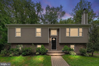10133 Pine St, Oakton, VA 22124