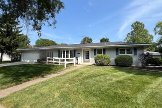 305 N Macarthur Dr, Palatine, IL 60074