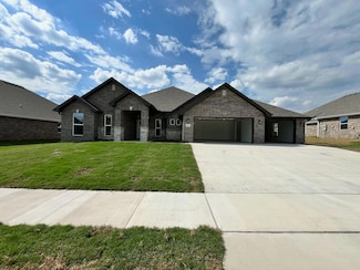 902 Silver Oaks Dr, Carl Junction, MO 64834