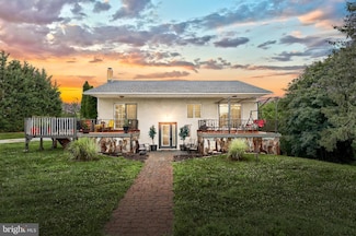 11 N School House Rd, Thomasville, PA 17364