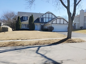 731 Roaring Brook Ln, Algonquin, IL 60102