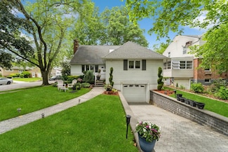 18 Hawthorne Ln, Valley Stream, NY 11581