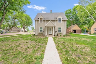 114 N 3rd Ave E, Truman, MN 56088
