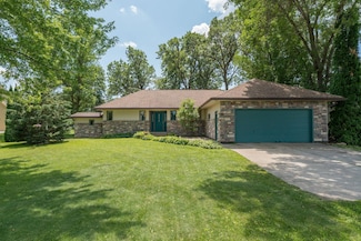 900 Lakeview Rd, Lake Crystal, MN 56055