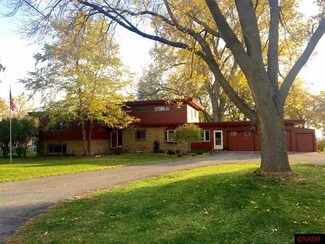 63 Skyline Dr, Mankato, MN 56001