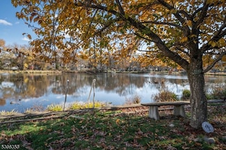 21 Sunrise Ave, Bloomingdale, NJ 07403