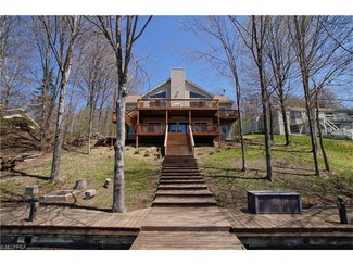 1444 Lake Vue Dr, Roaming Shores, OH 44085