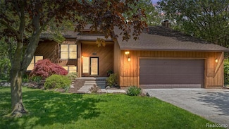 8206 Saint James Ct, Grosse Ile, MI 48138