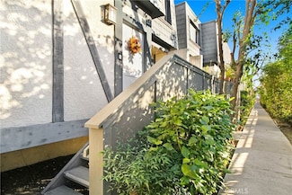18550 Hatteras St Unit 4, Tarzana, CA 91356