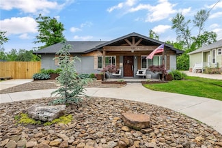 637 SW 2nd St, Bentonville, AR 72712
