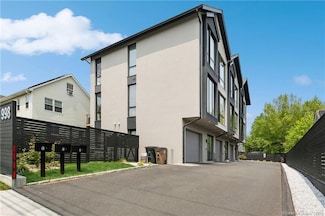 998 Cove Rd Unit 1, Stamford, CT 06902