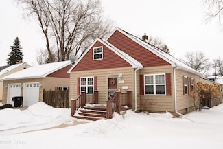 919 Letnes Dr, Grand Forks, ND 58201