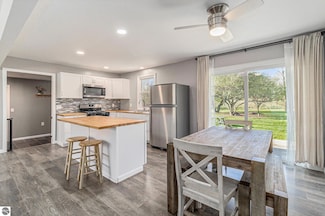4507 Maidens Rd, Onekama, MI 49675
