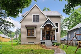 1584 Merrill St, Saint Paul, MN 55108