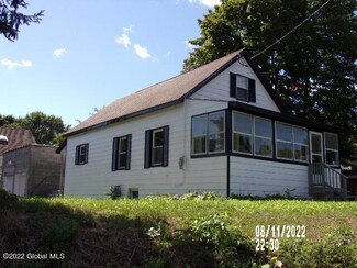 1142 River Rd, Troy, NY 12182