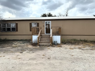 385 W County Road 5719, Devine, TX 78016