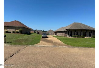 121 Grandview Dr, Byram, MS 39272