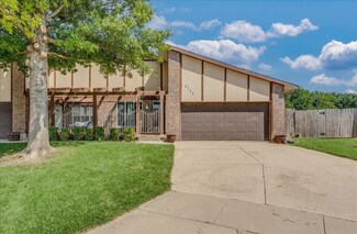 8725 E Longlake Cir, Wichita, KS 67207