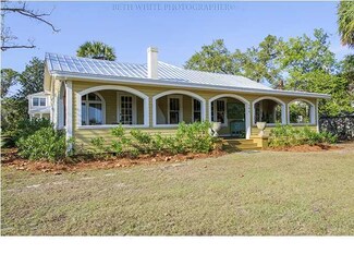109 Bay Ave, Apalachicola, FL 32320