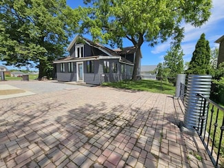 4464 S Whitnall Ave, Saint Francis, WI 53235