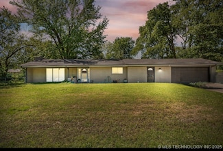 1014 SE 3rd St, Wagoner, OK 74467
