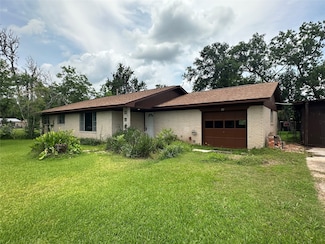 112 Raven St, Clute, TX 77531