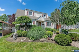 9 Knollwood Rd, Totowa, NJ 07512