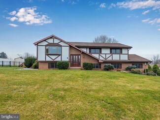 4 W Countryside Dr, Boiling Springs, PA 17007