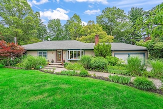 3 Holst Dr, Huntington, NY 11743