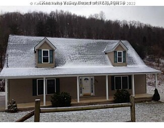 300 Asbury Rd, Nitro, WV 25143