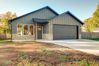 2946 W Olive St, Springfield, MO 65802