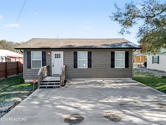 210 Church Ave, Lake City, TN 37769