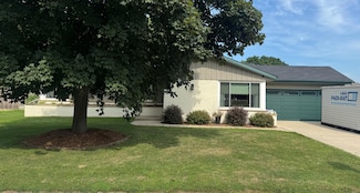 1221 Christopher Ct, Oconomowoc, WI 53066